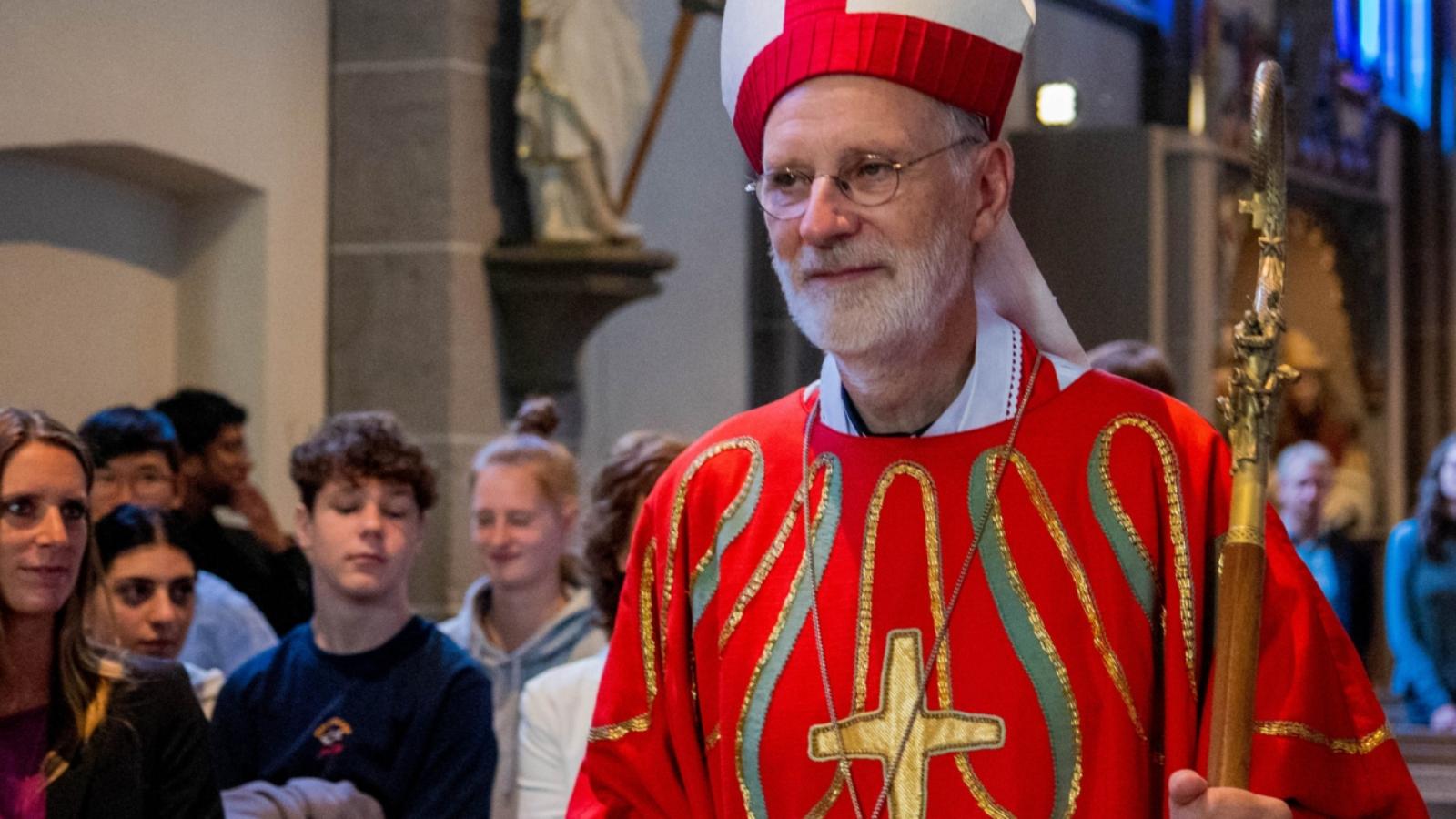 Weihbischof Ansgar Puff bei der Eröffnung der Gesamtschule St. Josef Bad Honnef
