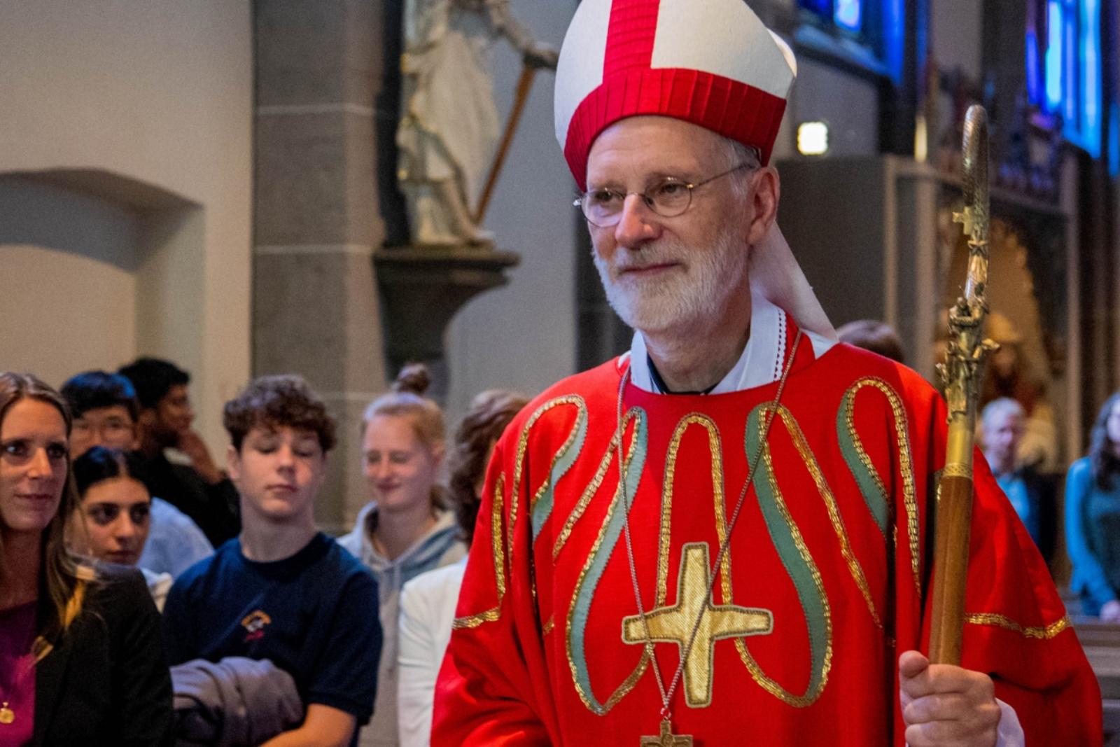 Weihbischof Ansgar Puff bei der Eröffnung der Gesamtschule St. Josef Bad Honnef