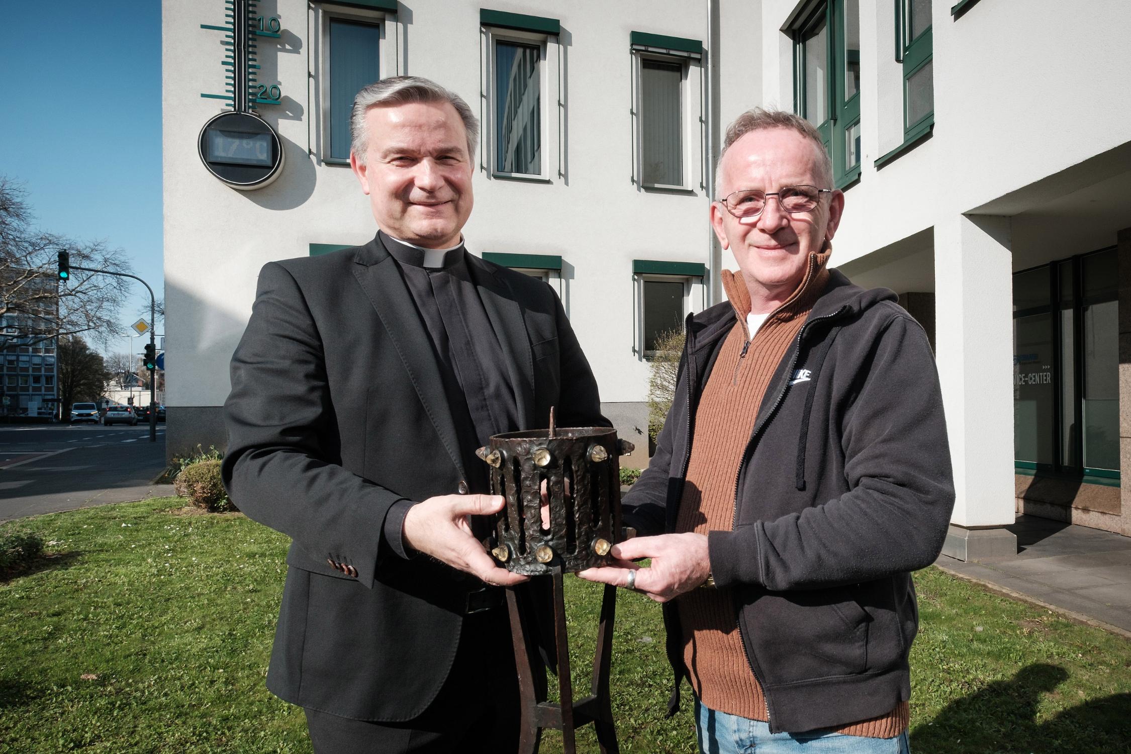 Monsignore Dr. Markus Hofmann und SWB-Mitarbeiter Fred Brömsel mit dem wiedererlangten Diebesgut am Fundort. (Foto: SWB/Martin Magunia)