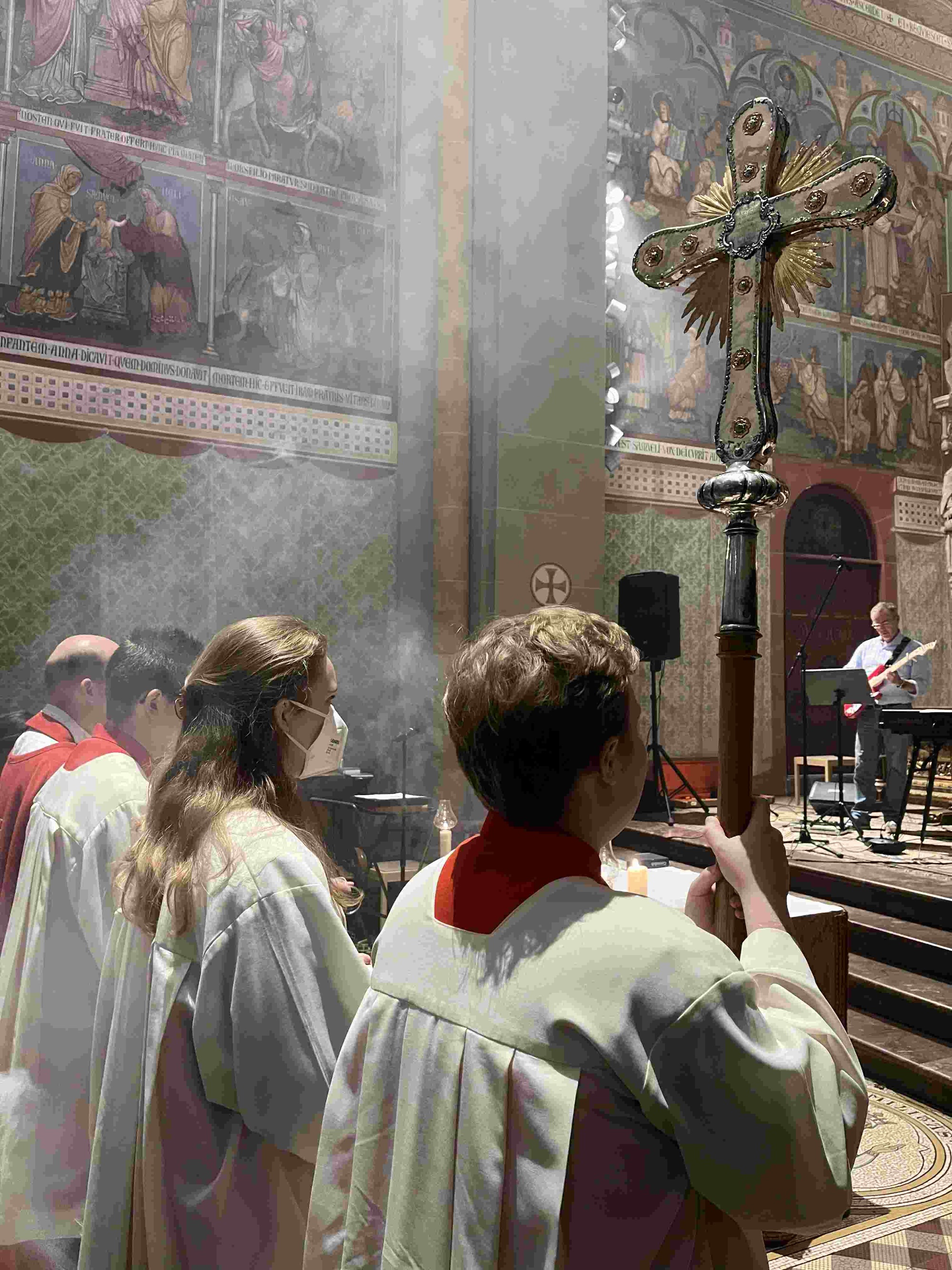 Junge Menschen feiern Gottesdienst
