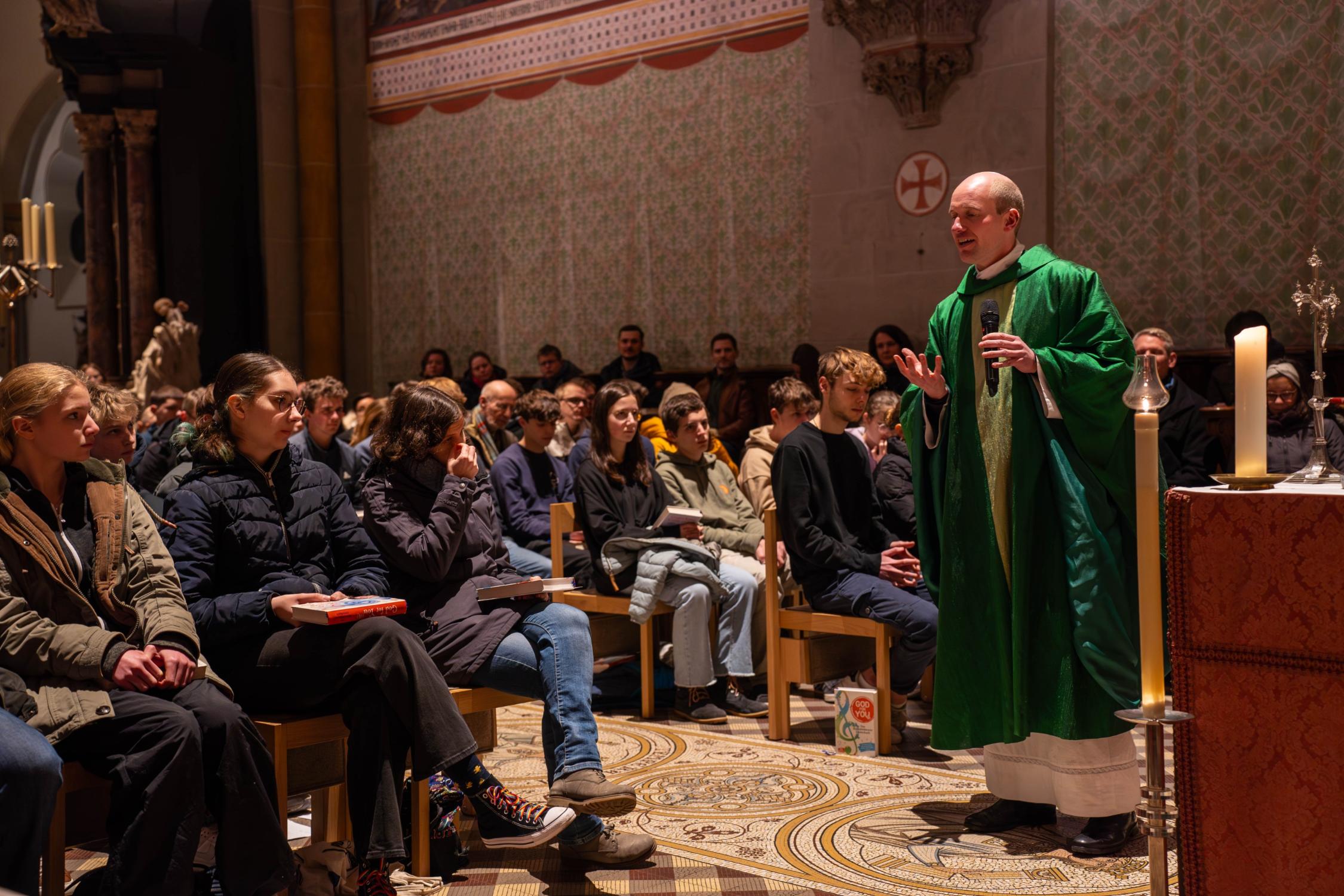Münsterkaplan und Stadtjugendseelsorger Dr. Christian Jasper während der Jungen Messe im Hochchor der Münsterbasilika