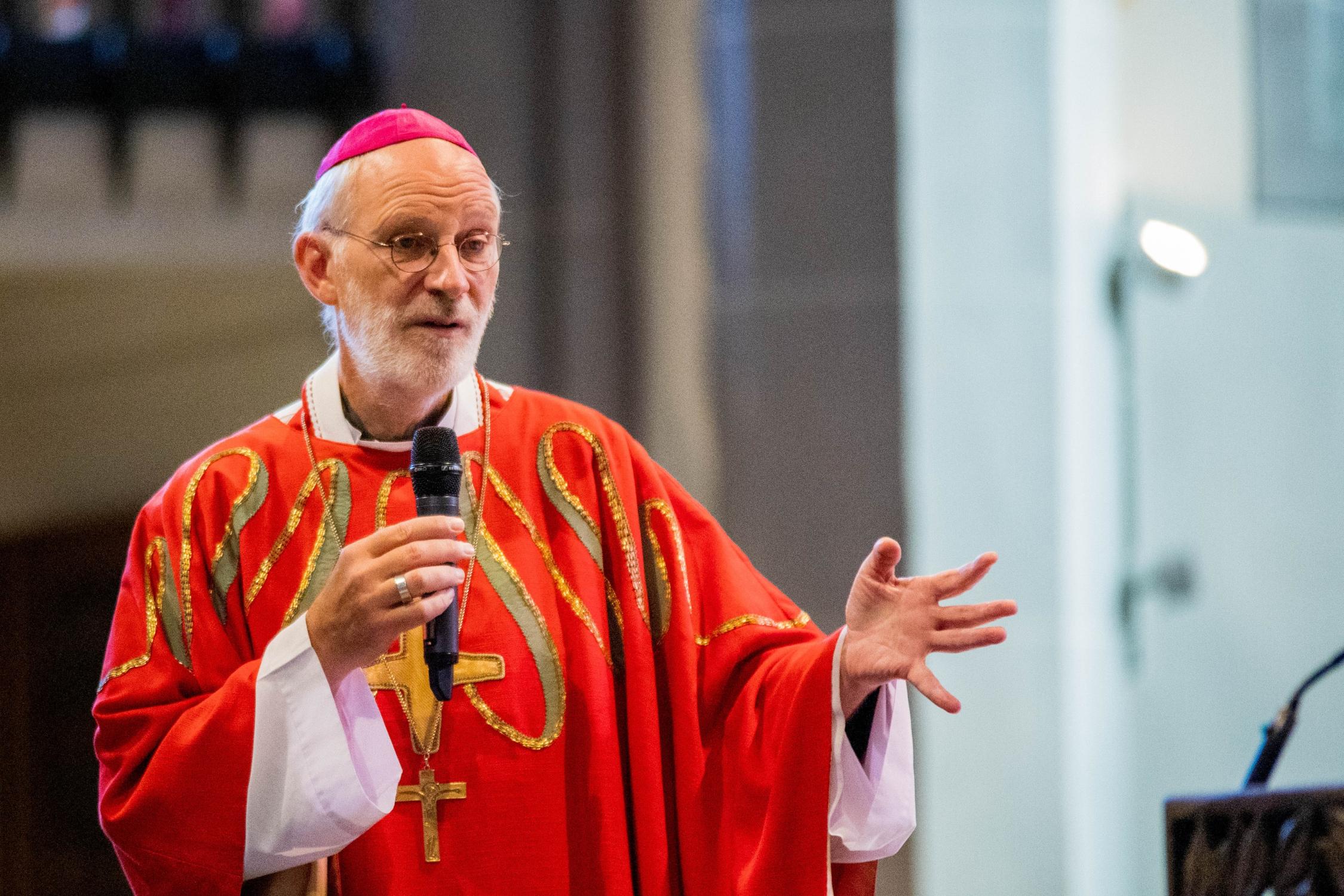 Weihbischof Ansgar Puff bei der Eröffnung der Gesamtschule St. Josef Bad Honnef