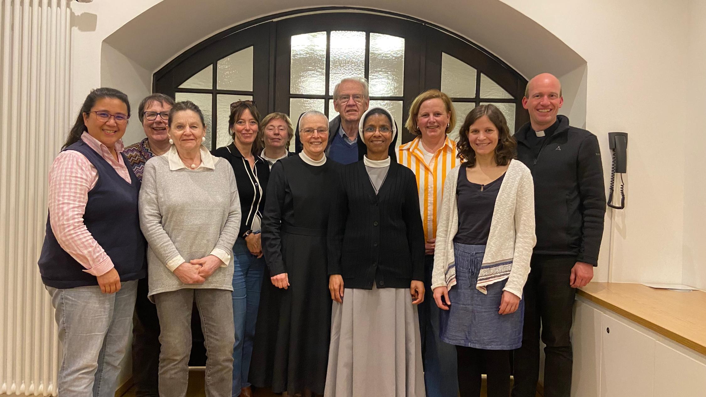 Der Pfarrgemeinderat der Münstergemeinde St. Martin eingerahmt von Pastoralreferentin Carmela Verceles (l.) sowie Münsterkaplan und Pfarrverweser Dr. Christian Jasper (r.) Die Mitglieder v.l.n.r.: Monika Rosen (Vorsitzende), Leonie Schwippert, Nicola Pfitzenreuter, Ursula Boy, Schwester Carmen Reifenscheid, Bernhard Hieronymi, Schwester Litty Maramattam, Maria Rüther und Dr. Mirella Teske Es fehlen: David Dekorsi und Birgit Gaschina-Hergarten