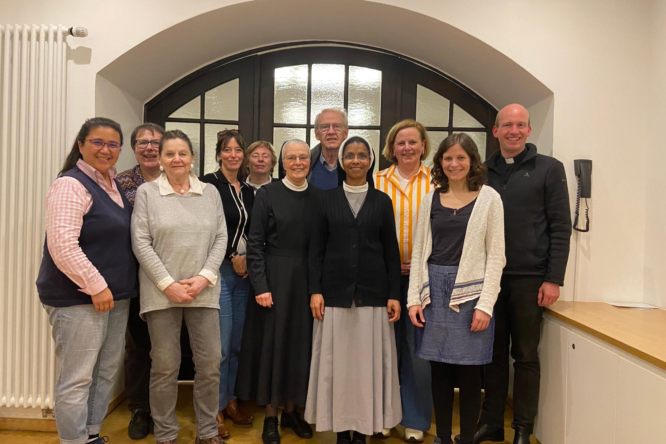 Der Pfarrgemeinderat der Münstergemeinde St. Martin eingerahmt von Pastoralreferentin Carmela Verceles (l.) sowie Münsterkaplan und Pfarrverweser Dr. Christian Jasper (r.) Die Mitglieder v.l.n.r.: Monika Rosen (Vorsitzende), Leonie Schwippert, Nicola Pfitzenreuter, Ursula Boy, Schwester Carmen Reifenscheid, Bernhard Hieronymi, Schwester Litty Maramattam, Maria Rüther und Dr. Mirella Teske Es fehlen: David Dekorsi und Birgit Gaschina-Hergarten