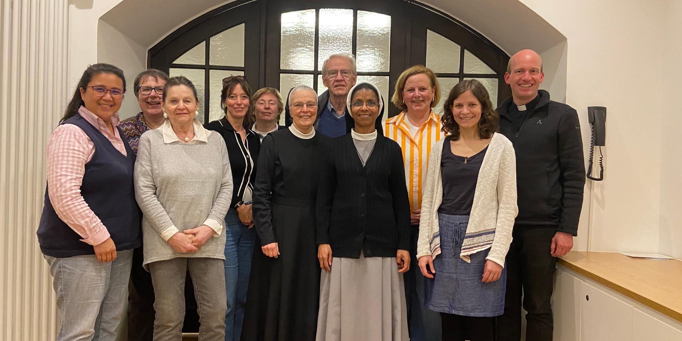 Der Pfarrgemeinderat der Münstergemeinde St. Martin eingerahmt von Pastoralreferentin Carmela Verceles (l.) sowie Münsterkaplan und Pfarrverweser Dr. Christian Jasper (r.) Die Mitglieder v.l.n.r.: Monika Rosen (Vorsitzende), Leonie Schwippert, Nicola Pfitzenreuter, Ursula Boy, Schwester Carmen Reifenscheid, Bernhard Hieronymi, Schwester Litty Maramattam, Maria Rüther und Dr. Mirella Teske Es fehlen: David Dekorsi und Birgit Gaschina-Hergarten