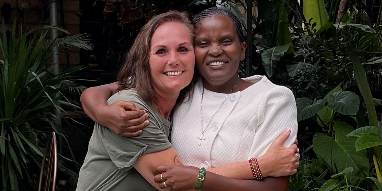 Saskia Heyder von der Bonner Nairobi-Partnerschaft gemeinsam mit Schwester Felister in Kenia