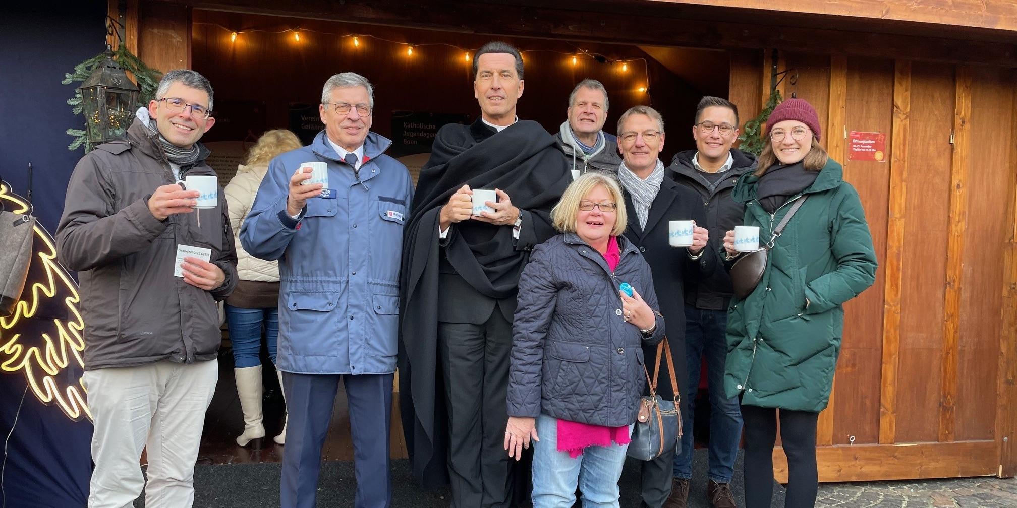 Stadtdechant Dr. Wolfgang Picken (3.v.l.) und Pfarrer Uwe Grieser (3.v.r.) eröffneten mit Vertretern der Institutionen am Sonntag die Engelhütte auf dem Weihnachtsmarkt.