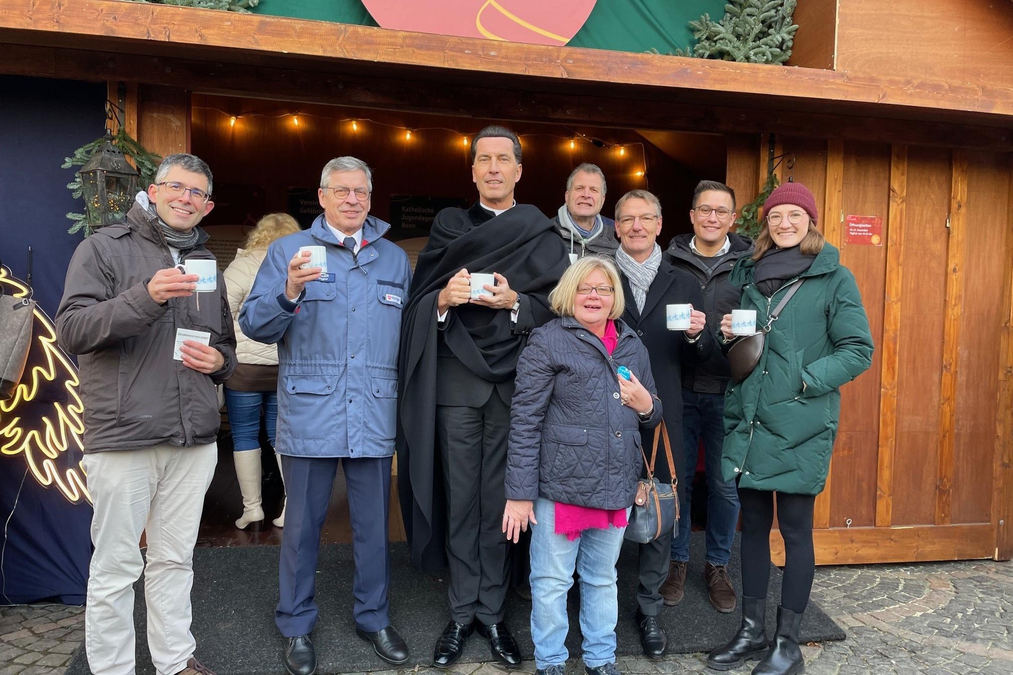 Stadtdechant Dr. Wolfgang Picken (3.v.l.) und Pfarrer Uwe Grieser (3.v.r.) eröffneten mit Vertretern der Institutionen am Sonntag die Engelhütte auf dem Weihnachtsmarkt.