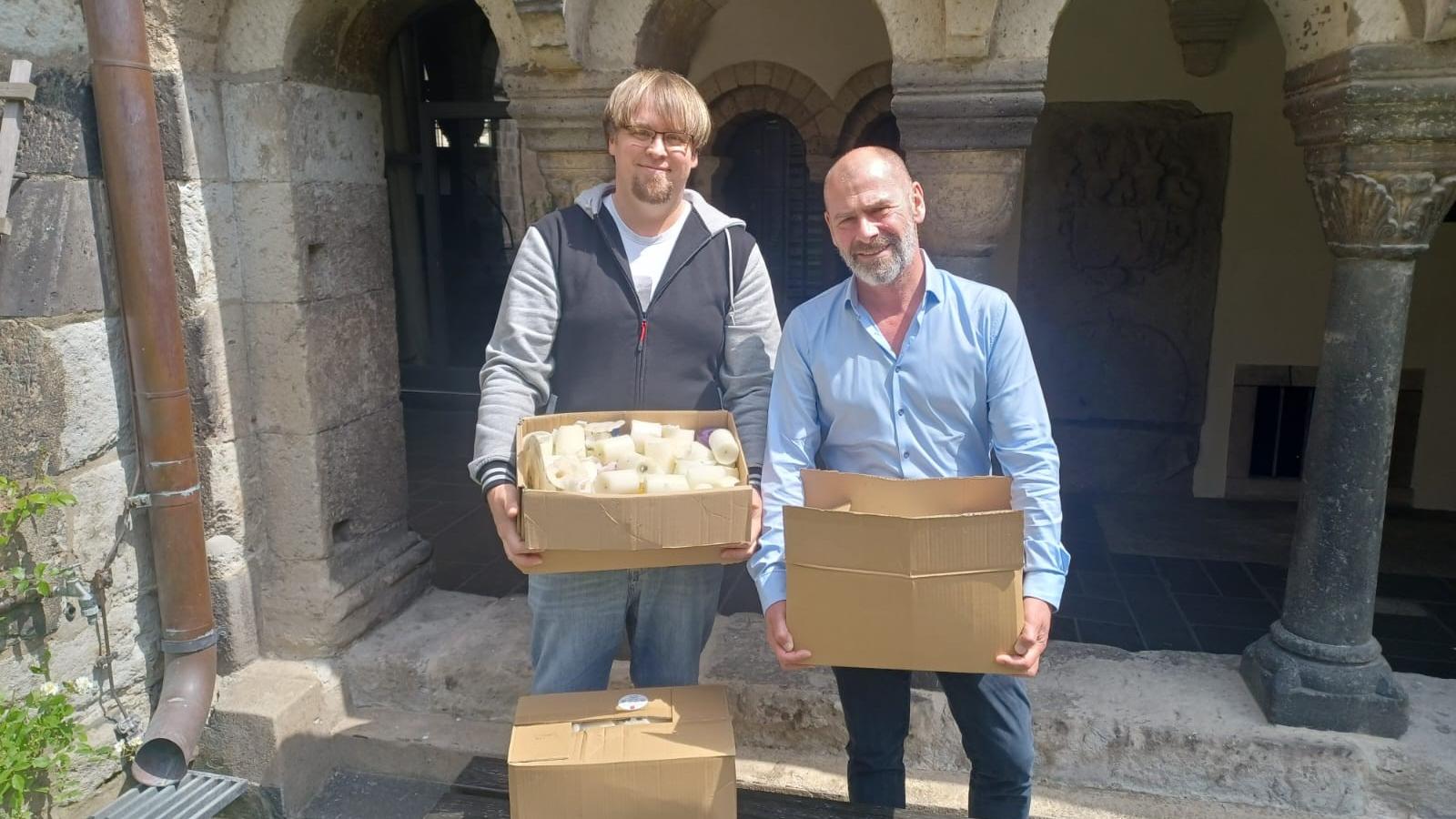 Stefan Schultz (r.) übergab die ersten Kerzenreste an Sebastian Echtermann von den Bonner Werkstätten