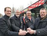 Diakon Klaus Ersfeld und Stadtdechant Msgr. Wilfried Schumacher freuen sich über die neue Krippenfigur, die SWB-Busfahrer Konrad Bonjean und SWB-Geschäftsführer Heinz Jürgen Reining übergaben � Foto: Stadtdekanat Bonn Diakon Klaus Ersfeld und Stadtdechant Msgr. Wilfried Schumacher freuen sich über die neue Krippenfigur, die SWB-Busfahrer Konrad Bonjean und SWB-Geschäftsführer Heinz Jürgen Reining übergaben � Foto: Stadtdekanat Bonn