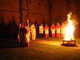 Die Osternacht beginnt mit dem Osterfeuer im Kreuzgang � Stadtdekanat Bonn Die Osternacht beginnt mit dem Osterfeuer im Kreuzgang � Stadtdekanat Bonn