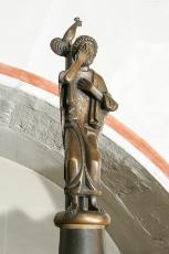 Wieder leugnete Petrus, und gleich darauf krähte ein Hahn. Bronzeplastik im Bonner Münster