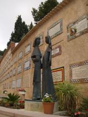 Begegnung von Maria und Elisabeth. Statue in En Kerem (Israel)