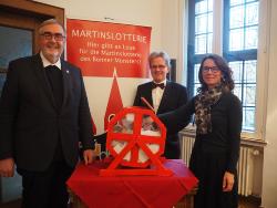 Auslosung 2016 - Mit dabei: Stadtdechant Msgr. Wilfried Schumacher, Notar Dr. Timm Starke, "Lottofee" Petra Fendel-Sridharan und Projektleiter Sebastian Stiewe Auslosung 2016 - Mit dabei: Stadtdechant Msgr. Wilfried Schumacher, Notar Dr. Timm Starke, "Lottofee" Petra Fendel-Sridharan und Projektleiter Sebastian Stiewe