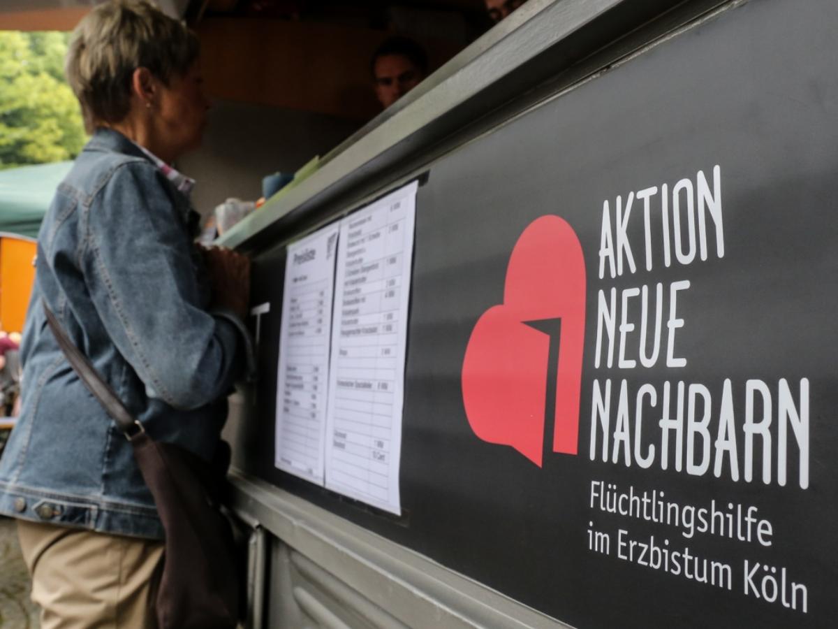 Curry, frisches Gemüse und auf Wunsch scharfe Soße bildeten am Sonntag, 10. Juni 2018, nicht nur die Grundlage für leckere Wraps, sondern auch für gute Gespräche: Am Food Truck der Aktion Neue Nachbarn, der beim Kirchturmfest an St. Josef in Langenfeld Station machte, kochten Flüchtlinge und Ehrenamtliche gemeinsam. So konnten die Besucher auch einige ihrer „neuen Nachbarn“ aus Syrien, dem Irak, Bangladesch und anderen Ländern kennenlernen, die allesamt in Langenfeld eine Bleibe gefunden haben.
