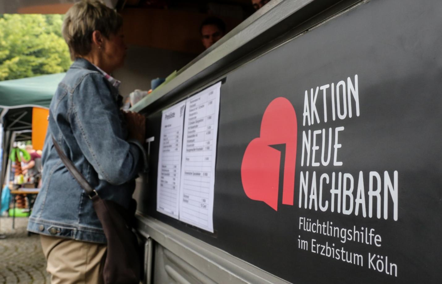 Curry, frisches Gemüse und auf Wunsch scharfe Soße bildeten am Sonntag, 10. Juni 2018, nicht nur die Grundlage für leckere Wraps, sondern auch für gute Gespräche: Am Food Truck der Aktion Neue Nachbarn, der beim Kirchturmfest an St. Josef in Langenfeld Station machte, kochten Flüchtlinge und Ehrenamtliche gemeinsam. So konnten die Besucher auch einige ihrer „neuen Nachbarn“ aus Syrien, dem Irak, Bangladesch und anderen Ländern kennenlernen, die allesamt in Langenfeld eine Bleibe gefunden haben.