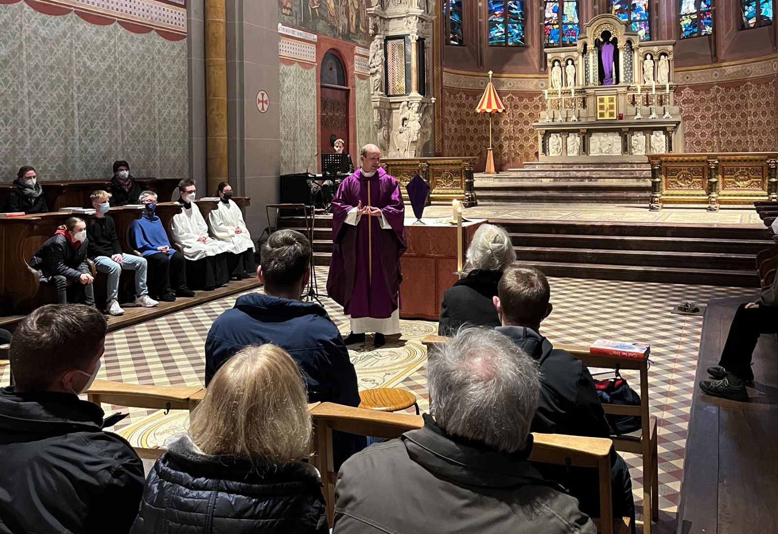 Kaplan Dr. Christian Jasper feiert die Abendmesse im Bonner Münster