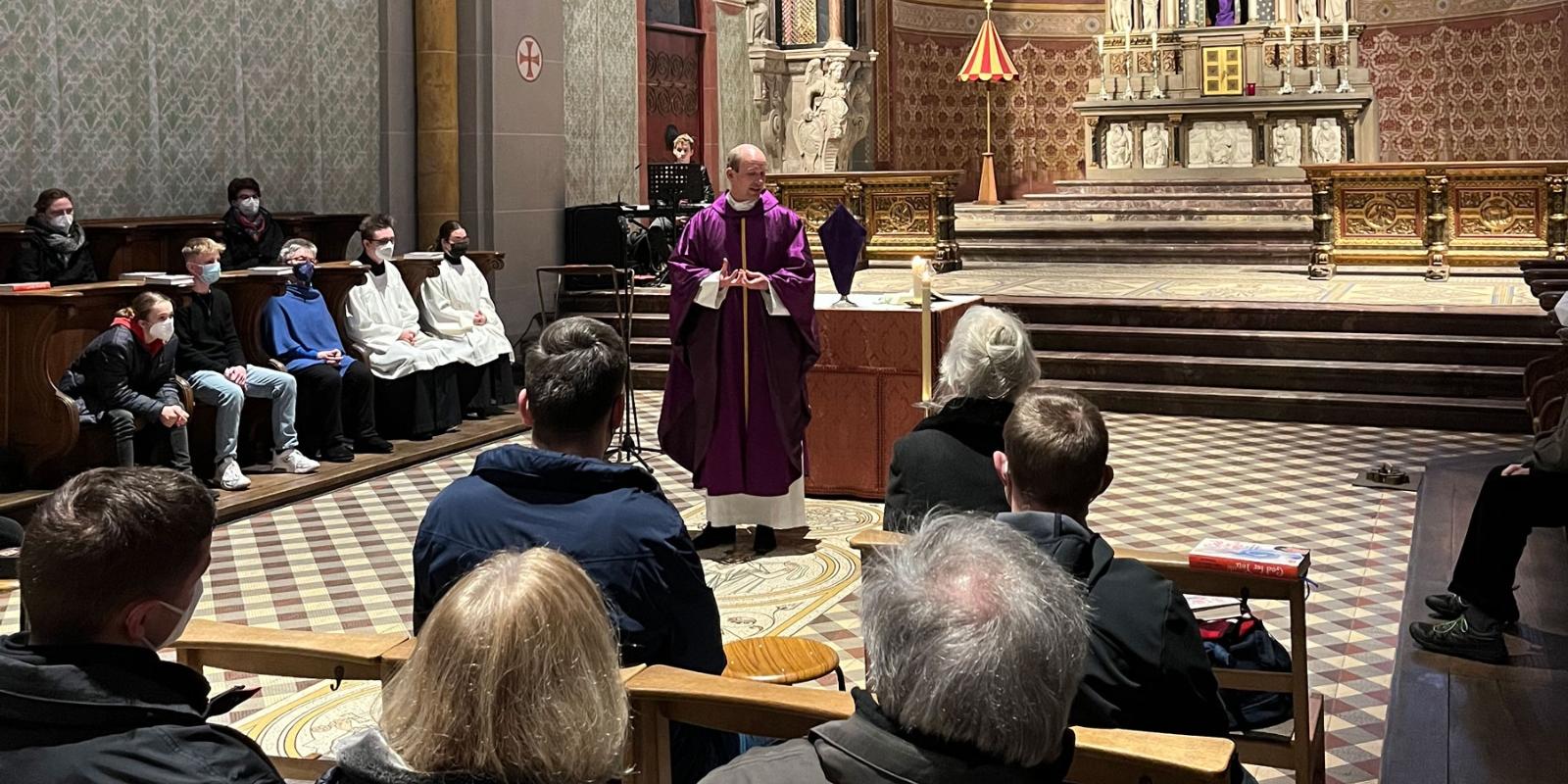 Kaplan Dr. Christian Jasper feiert die Abendmesse im Bonner Münster