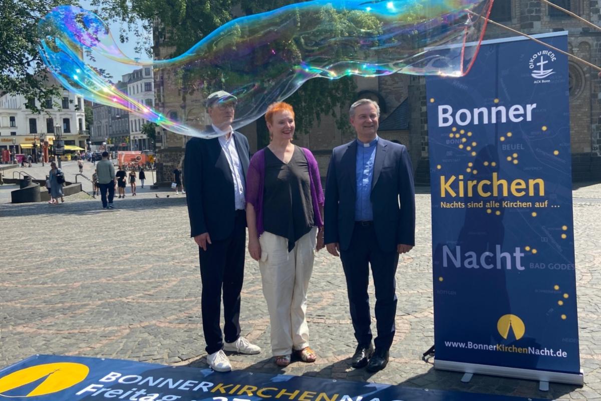 Pfarrer Joachim Gerhardt (Evang. Lutherkirche), Esther Runkel (Vors. Arbeitsgemeinschaft Christlicher Kirchen) und Stadtdechant Msgr. Dr. Markus Hofmann