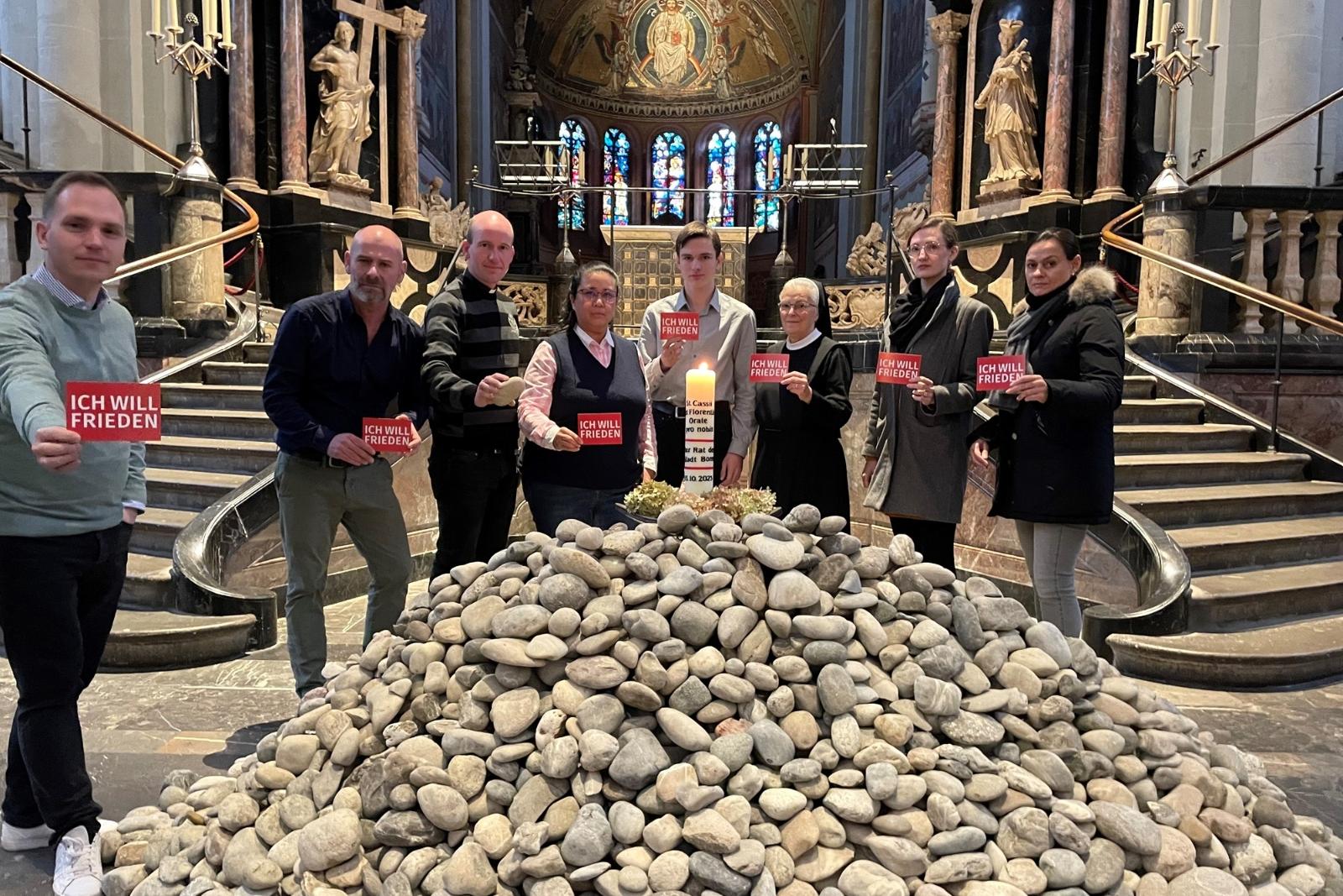 Mitarbeitende von Stadtdekanat und Münstergemeinde zeigten sich beeindruckt vom Friedenswillen der Besucherinnen und Besucher der Münsterbasilika. Martin Brummer (Theologischer Referent) Stefan Schultz (Pressesprecher), Stadtjugendseelsorger Kaplan Dr. Christian Jasper, Carmela Verceles (Pastoralreferentin)) Robin Dostert (Mitarbeiter im Bundesfreiwilligendienst), Schwester Carmen Reifenscheid, Antonia Wojaczek (Theologische Referentin) und Birgitta Gastreich (Projektkoordinatorin) v.l.n.r.