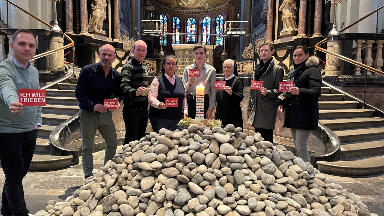 Mitarbeitende von Stadtdekanat und Münstergemeinde zeigten sich beeindruckt vom Friedenswillen der Besucherinnen und Besucher der Münsterbasilika. Martin Brummer (Theologischer Referent) Stefan Schultz (Pressesprecher), Stadtjugendseelsorger Kaplan Dr. Christian Jasper, Carmela Verceles (Pastoralreferentin)) Robin Dostert (Mitarbeiter im Bundesfreiwilligendienst), Schwester Carmen Reifenscheid, Antonia Wojaczek (Theologische Referentin) und Birgitta Gastreich (Projektkoordinatorin) v.l.n.r.