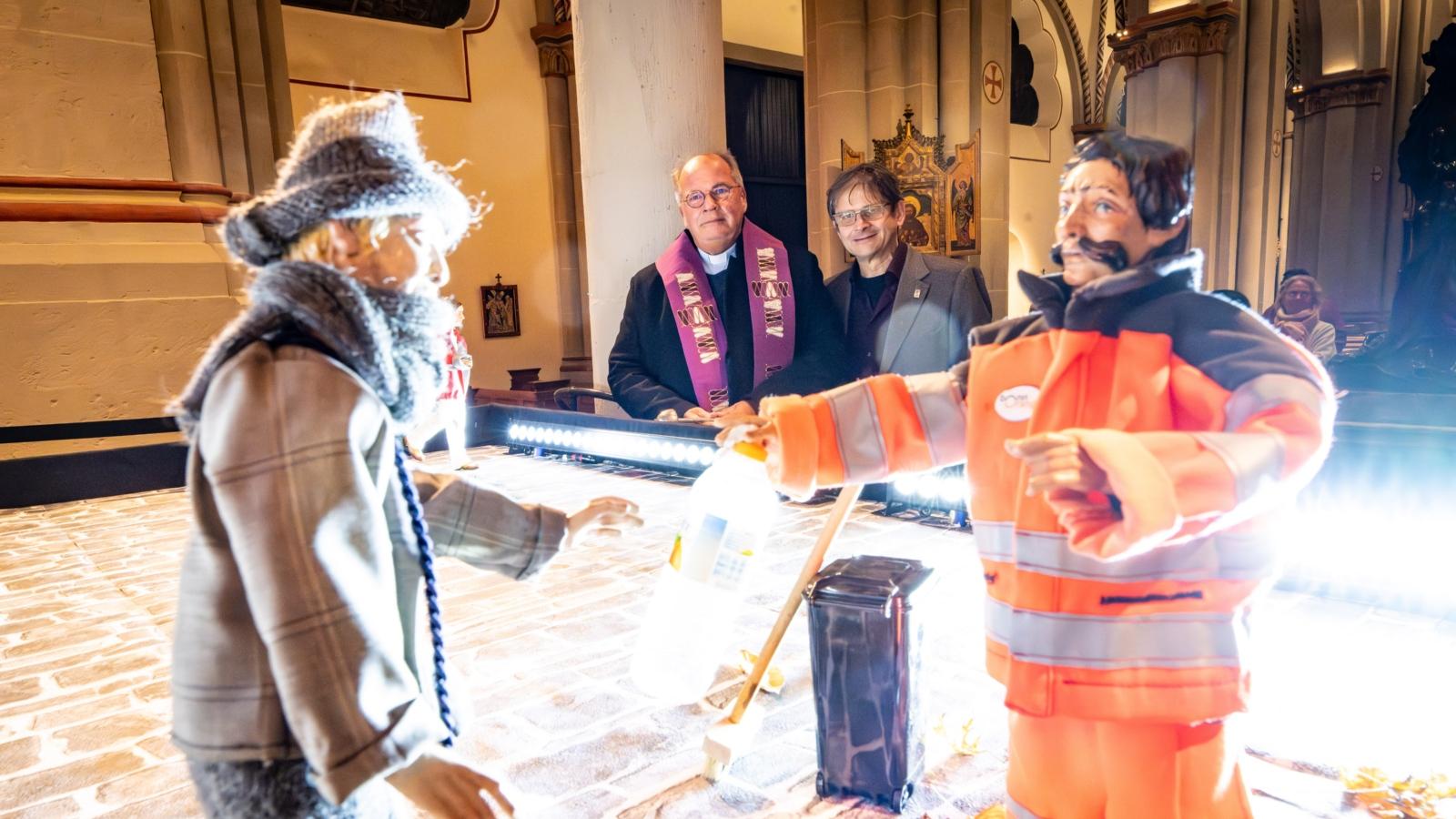 Pfarrer Bernd Kemmerling und Superintendent Dietmar Pistorius bei der Eröffnung der Stadtkrippe