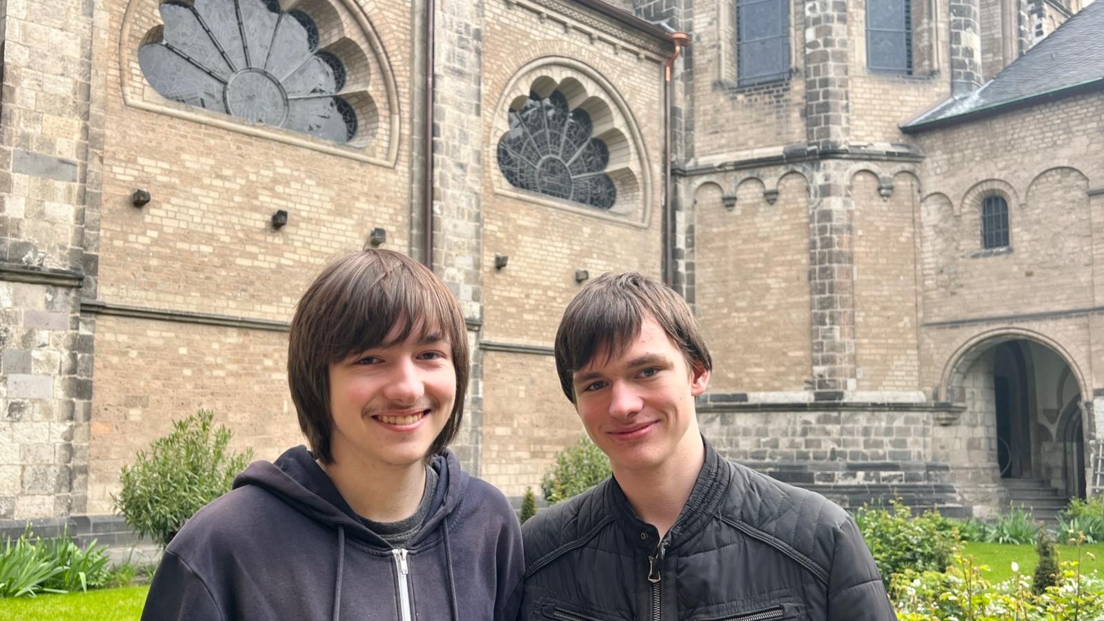 Tim und Robin Dostert im Kreuzgang der Münsterbasilika