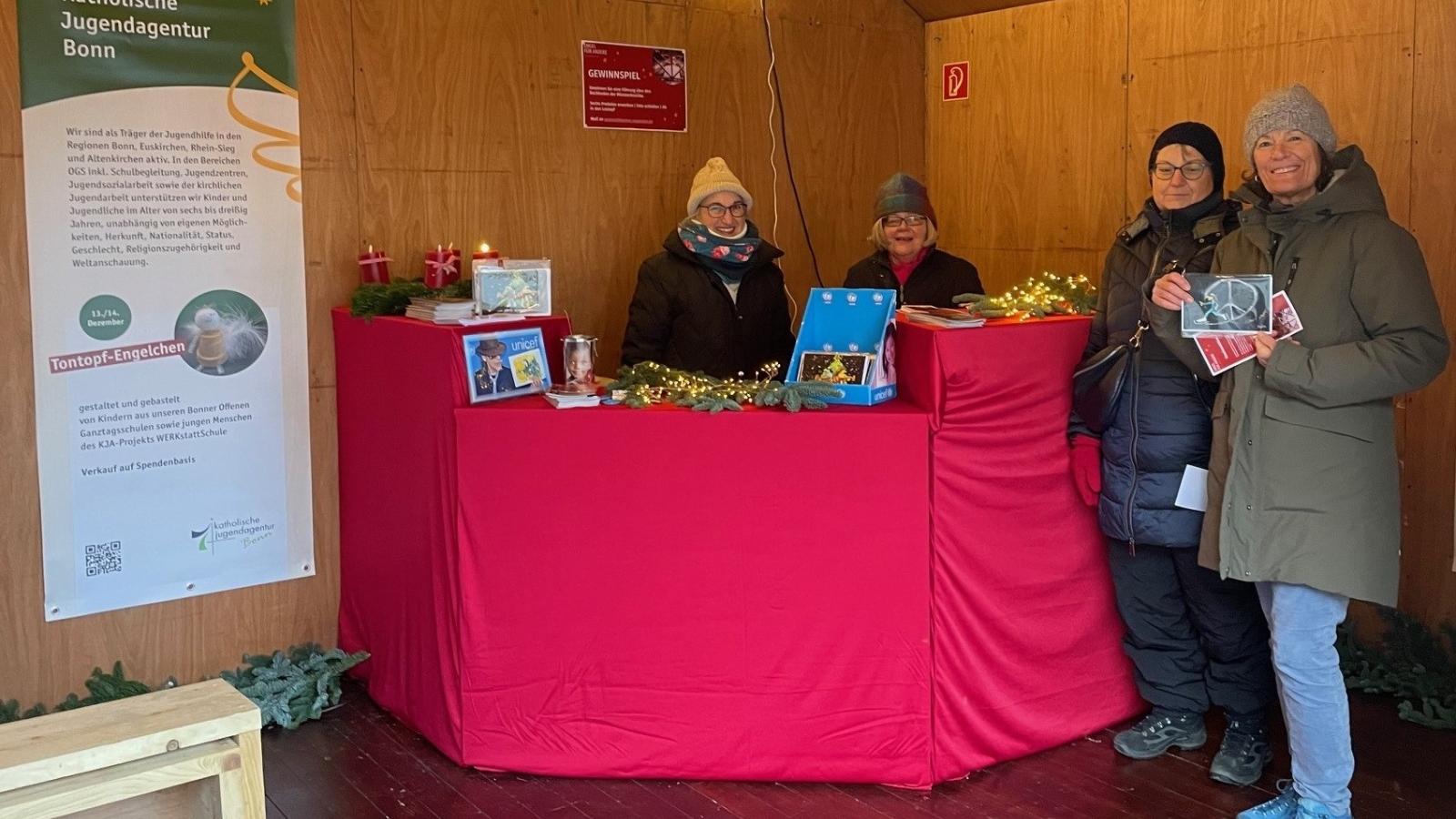 Mitarbeiter und Ehrenamtler von Unicef e.V. in der Engelhütte auf dem Bonner Weihnachtsmarkt