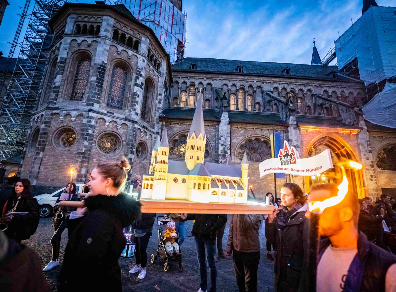 Jugendliche vor der Basilika